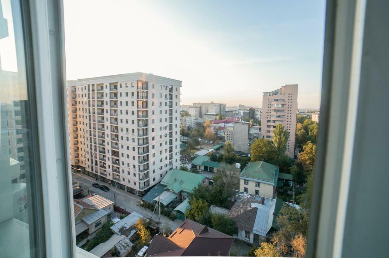 Spacious And Cozy Apartment In Bishkek Center Esterno foto